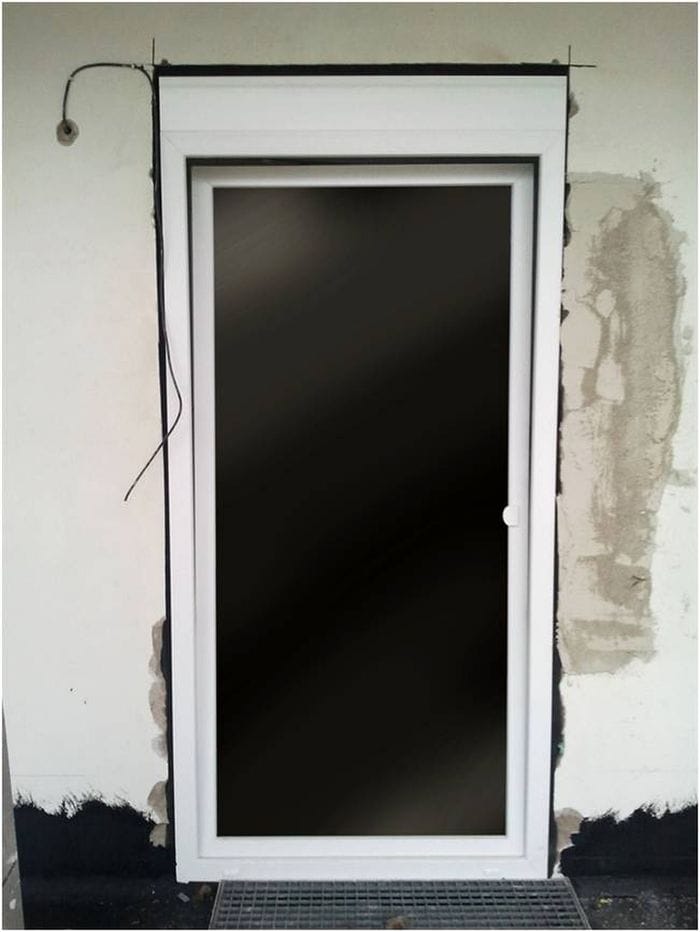 So bringen Sie Sonnenschutz ohne Wärmebrücken an die Wand