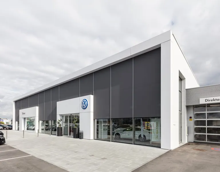 Das VW-Autohaus ist mit Sonnenschutz von Renson ausgestattet.
