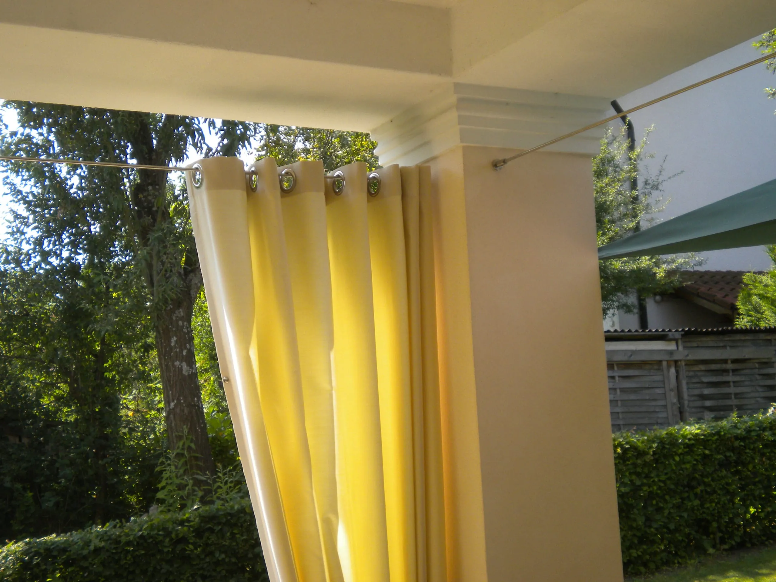 Dekorativer Sonnenschutz für die Terrasse