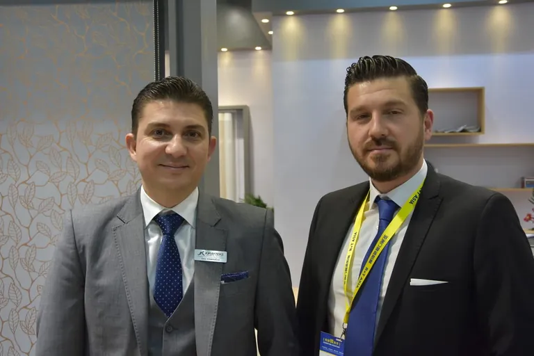 Bild Emir (li.) und Onur Kirayoglu sind mit ihrem Unternehmen Kirayteks für technische Textilien Aussteller auf der R+T Asia 2019.