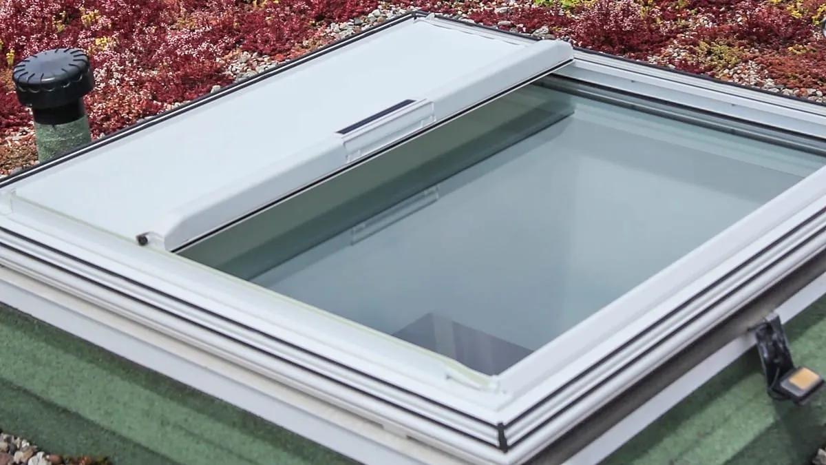 Montieren Sie Hitzeschutz am Flachdachfenster ruck, zuck