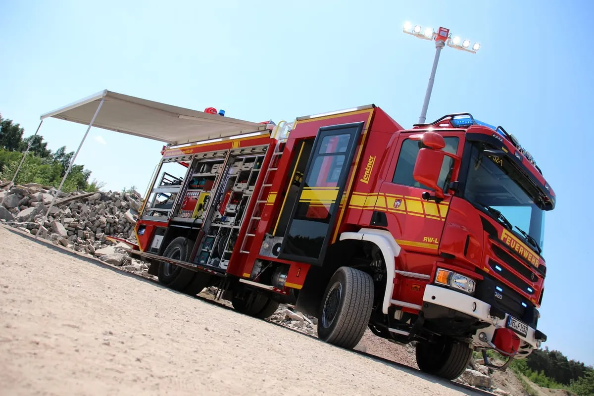 Wetterschutz am Feuerwehrauto