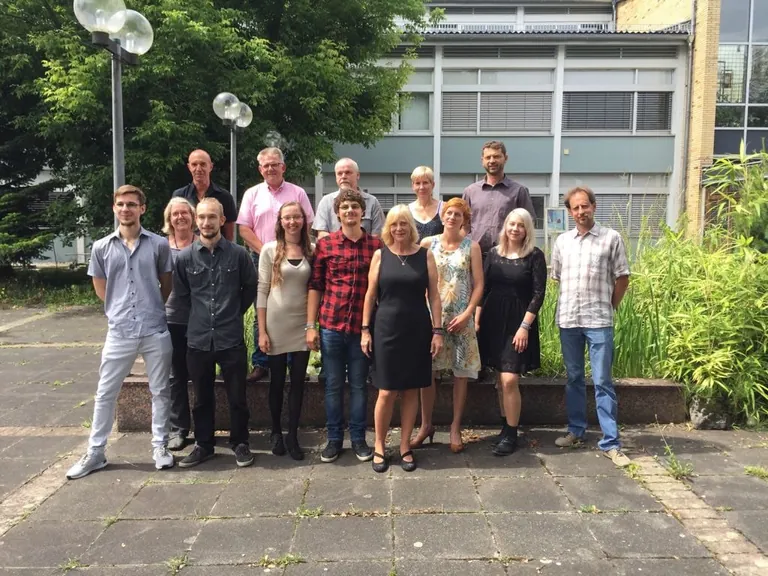 Die Absolventen mit ihren Lehrkr&auml;ften