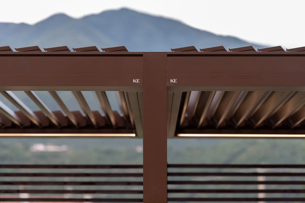 Bioklimatische Pergola mit verstellbarem Lamellendach