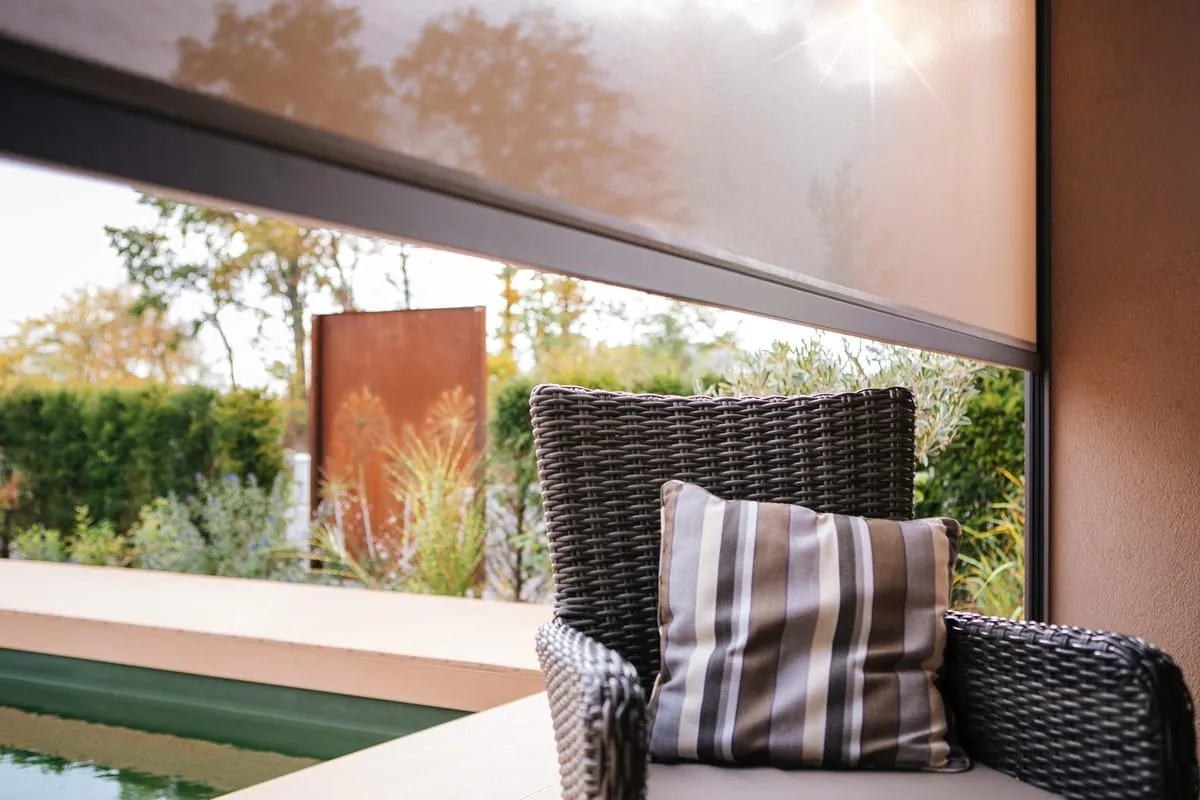 So installieren Sie eine Fenstermarkise mit easyZip-Führung