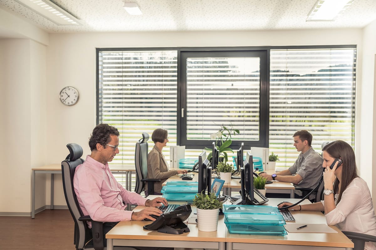 Liefern Sie Ihren Kunden Tageslicht und Hitzeschutz am Arbeitsplatz