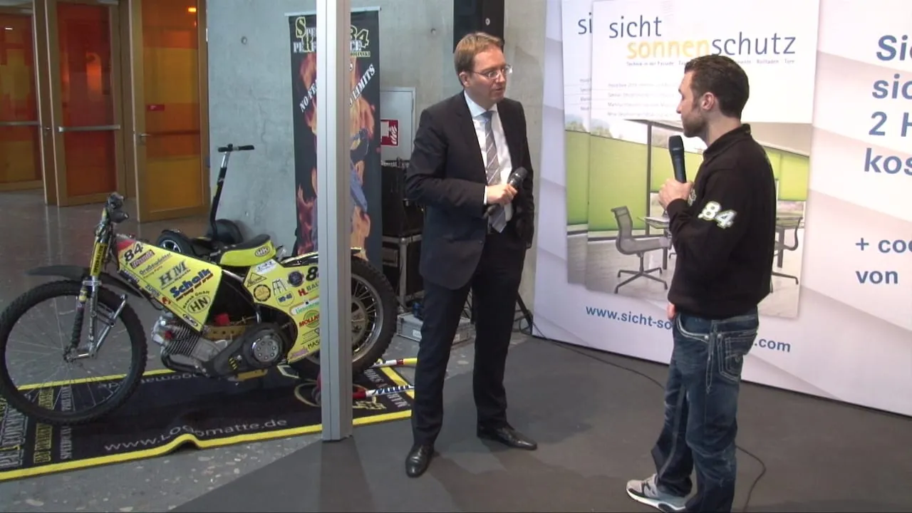 Speedway-Star Martin Smolinski am Stand von sicht+sonnenschutz