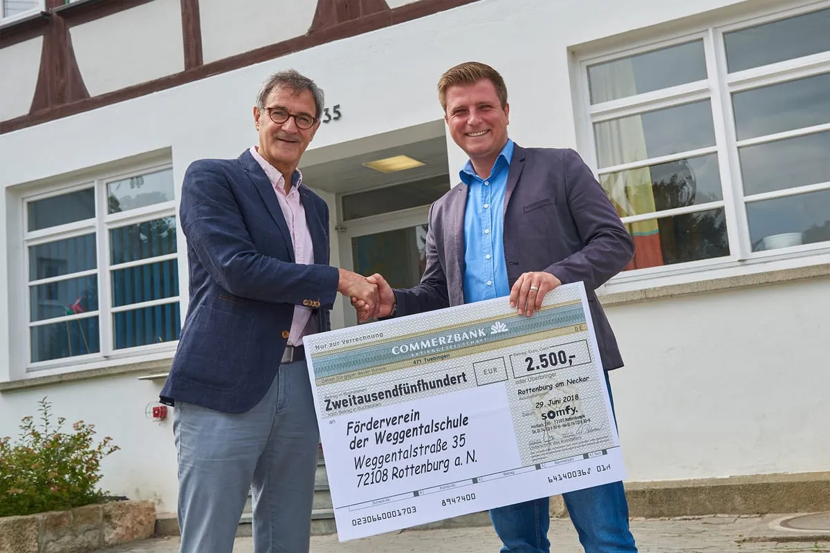 Somfy übergibt Spendencheck an Weggentalschule