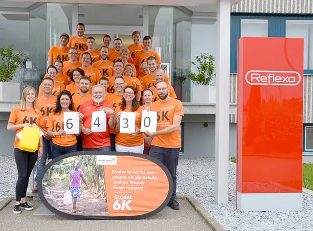 Reflexa und der ortsans&auml;ssige Fu&szlig;ballverein sammeln Spenden