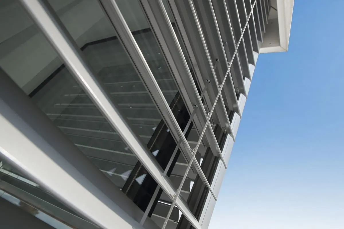 So einfach bringen Sie Raffstores an die Fassade