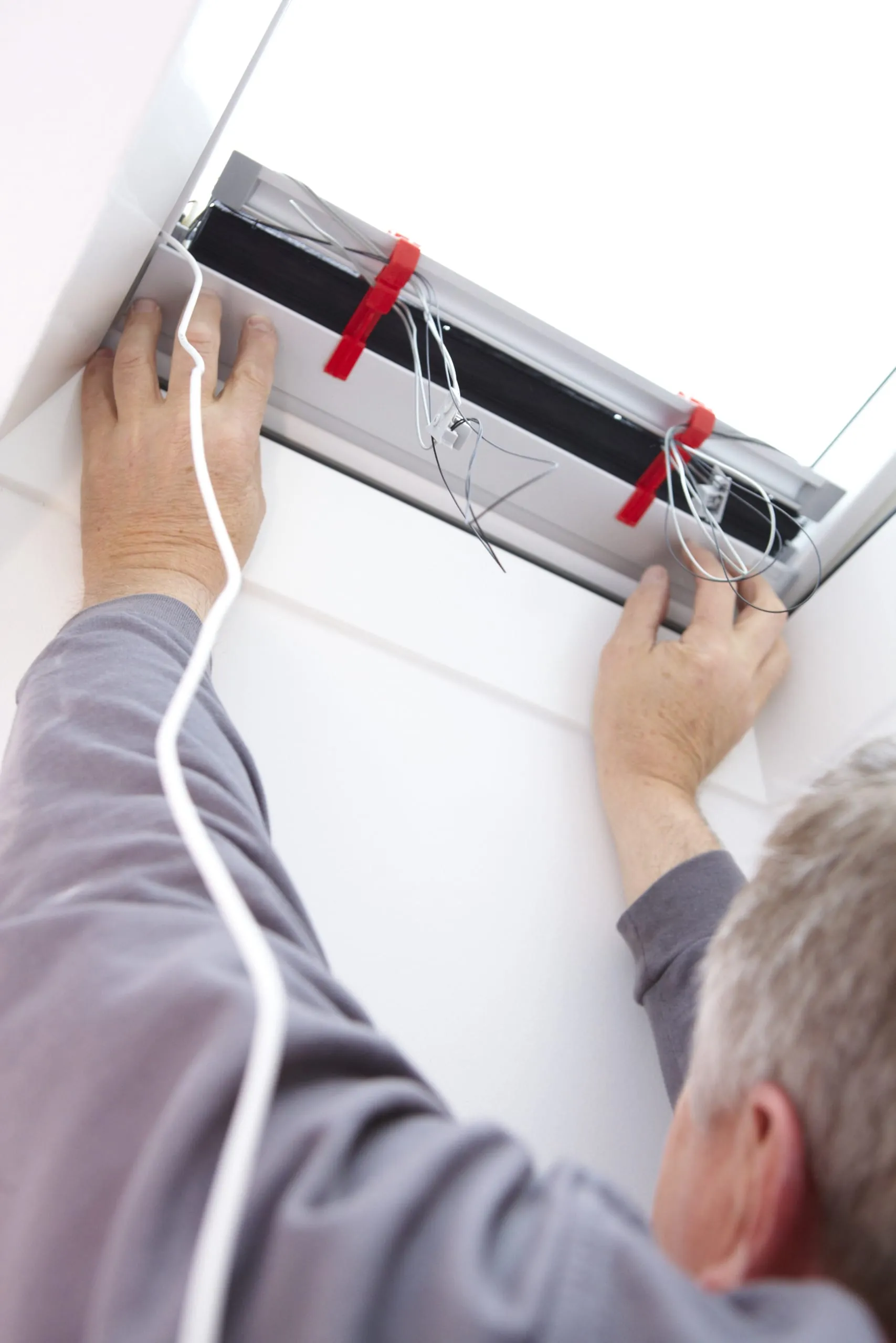 So montieren Sie einen Elektro-Faltstore am Flachdachfenster