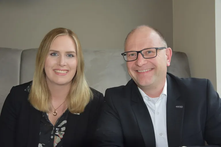 Kristin Schl&uuml;ter (H&ouml;rmann) und Alukon-Marketingleiter Alexander Winkler