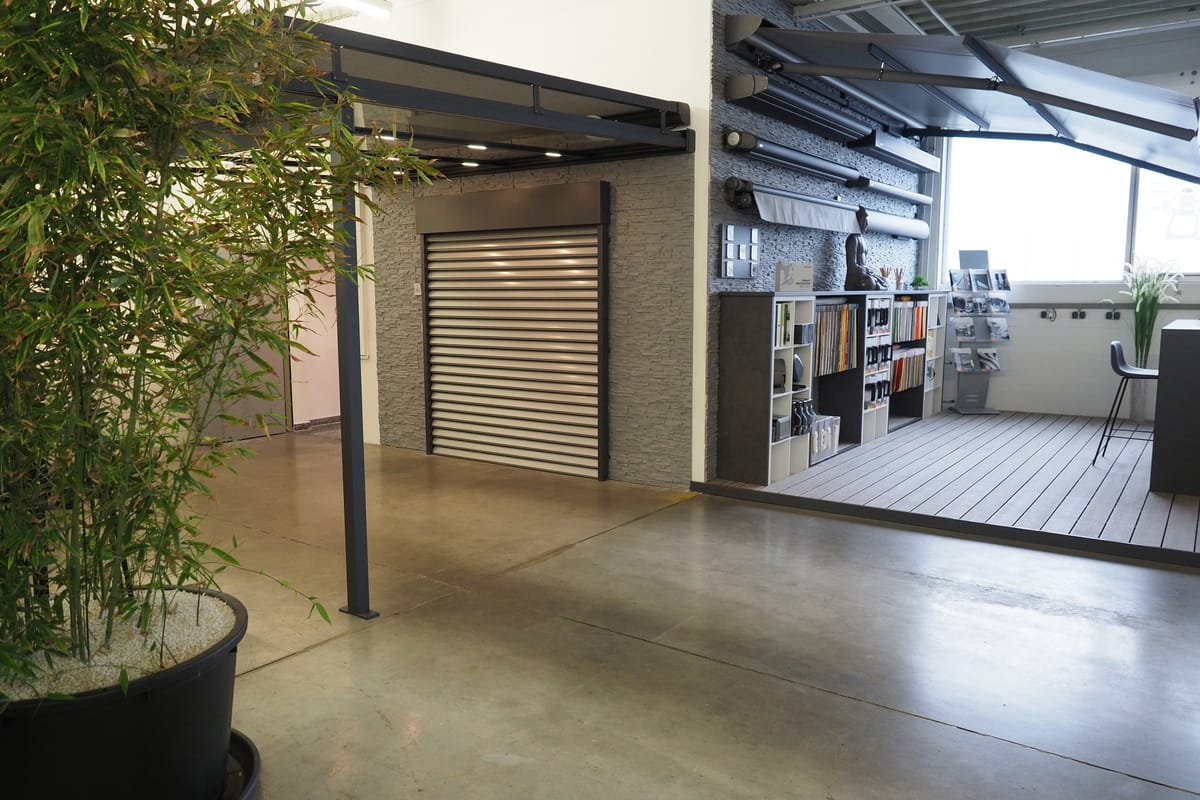 Glas-Terrassendach Area Classic von Leiner (links) und Markisenecke