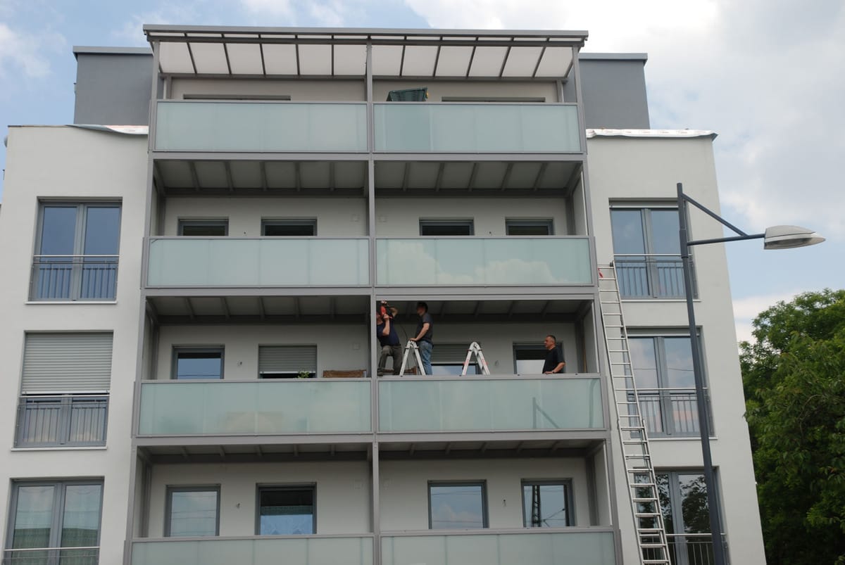 Schiebedrehwand als Wetterschutz montieren