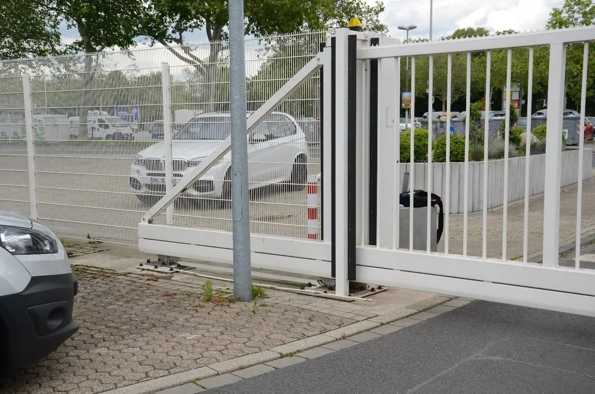 Kraftbetätigte Tore – darauf müssen Sie achten