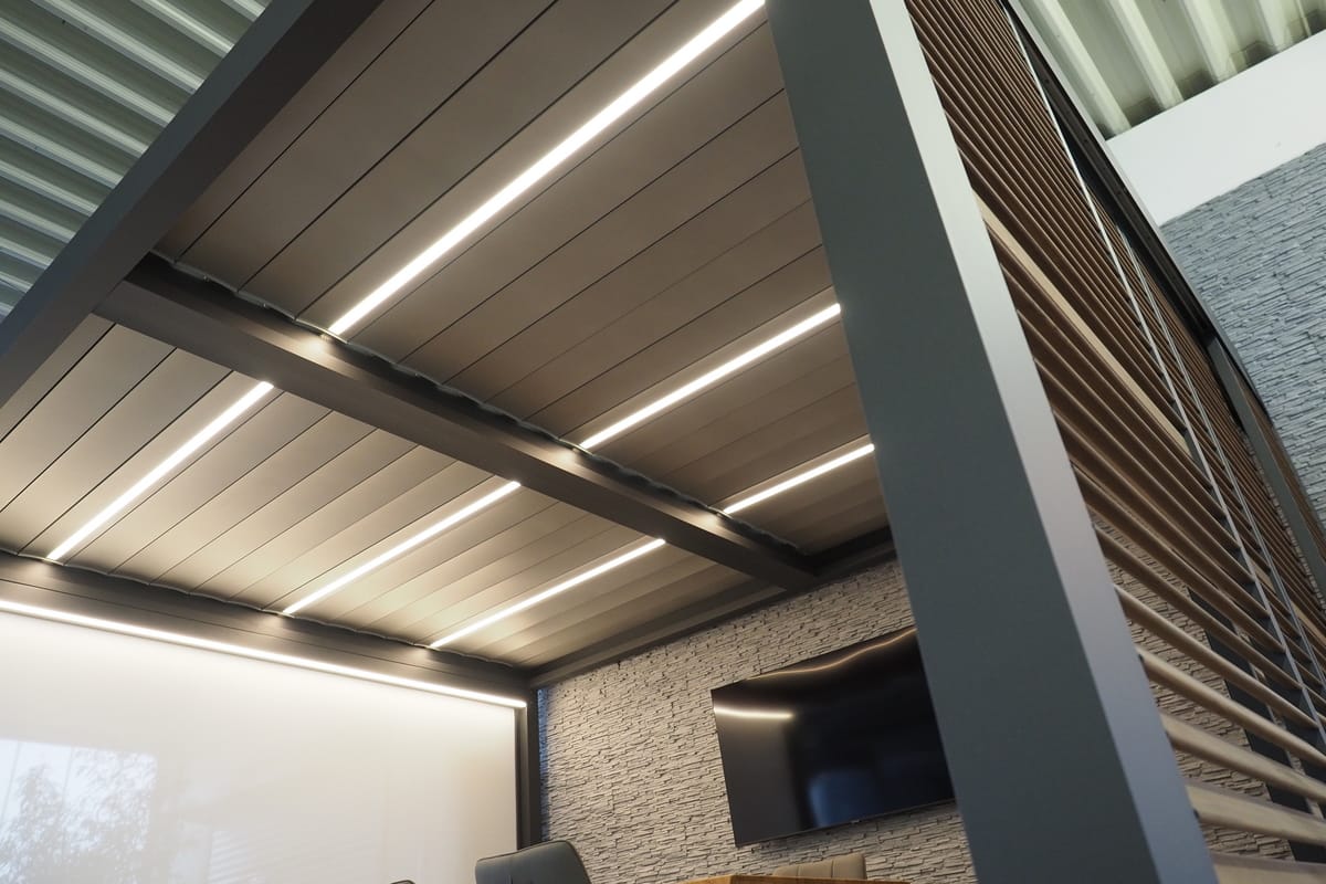 Lamellendach Alba von Corradi mit Verschlusssystem Aura, einem Schiebeelement mit verstellbaren Holzlamellen