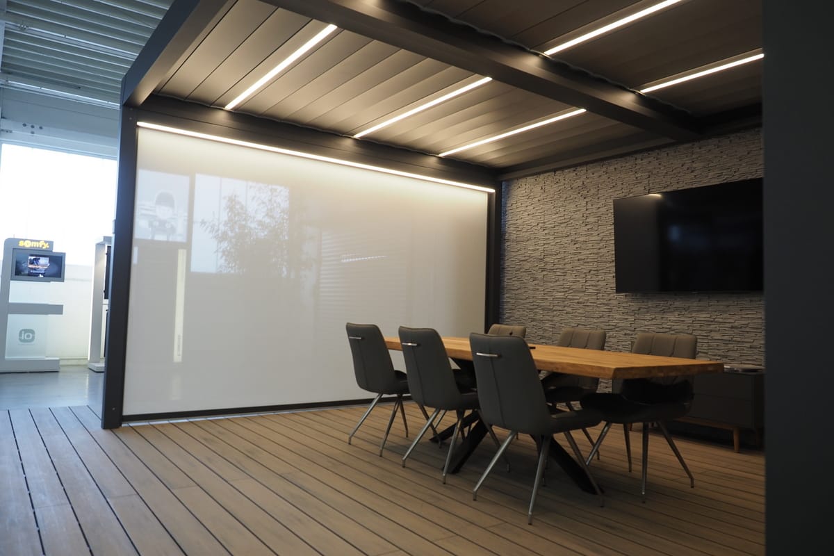 Doppelfeldanlage ohne Mittelpfosten: das Lamellendach Alba von Corradi