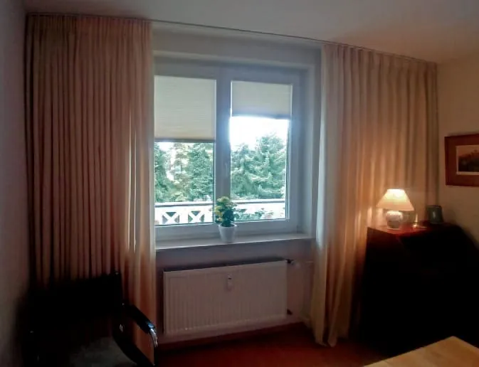 Plisseeanlage und Deko-Schals ergeben ein harmonisches Gesamtbild.