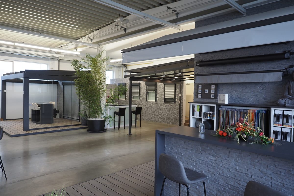 Markisenecke mit Anlagen von Leiner und Hella; im Hintergrund das Glas-Terrassendach Area Exclusiv von Leiner