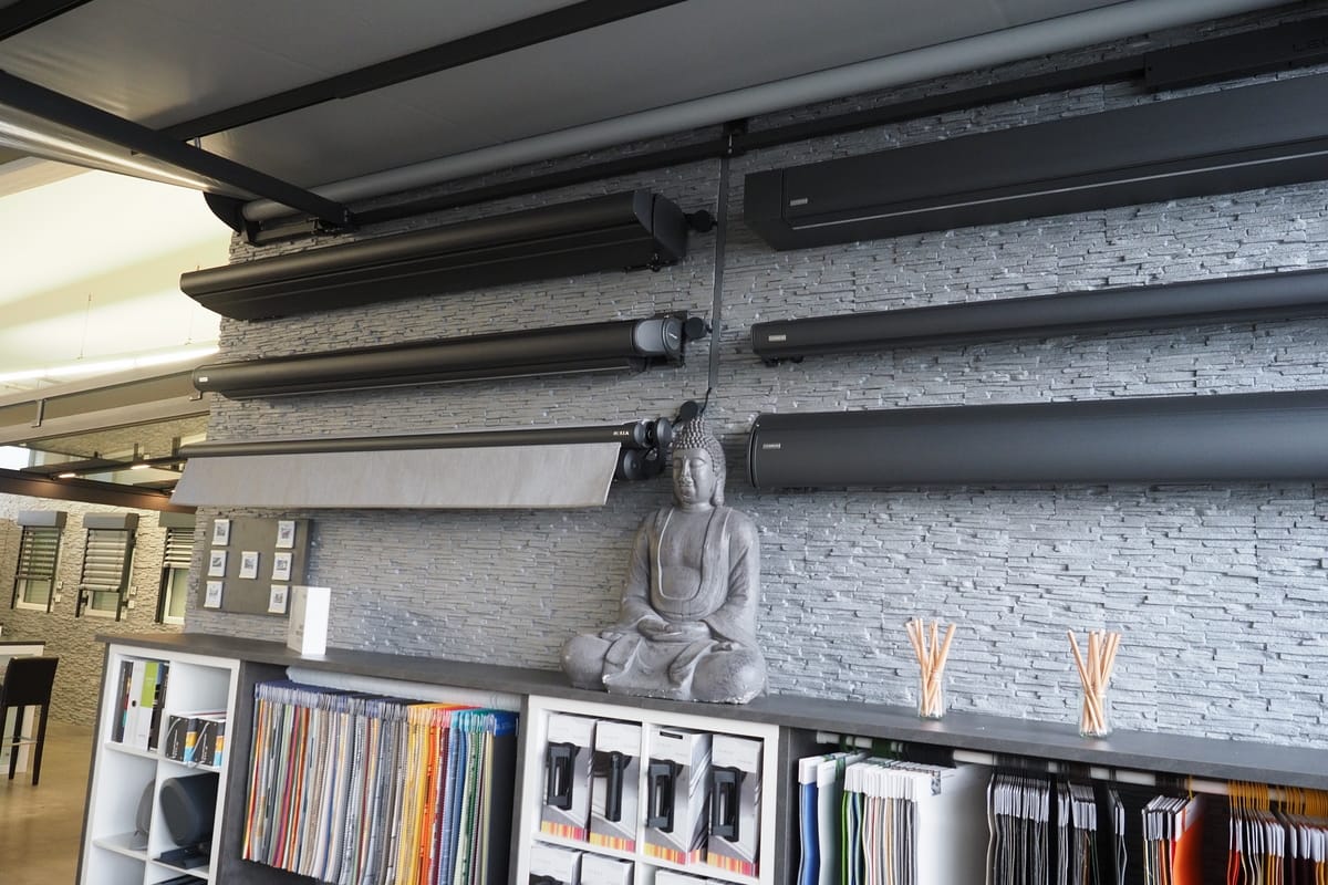 Markisenecke mit Anlagen von Leiner und Hella