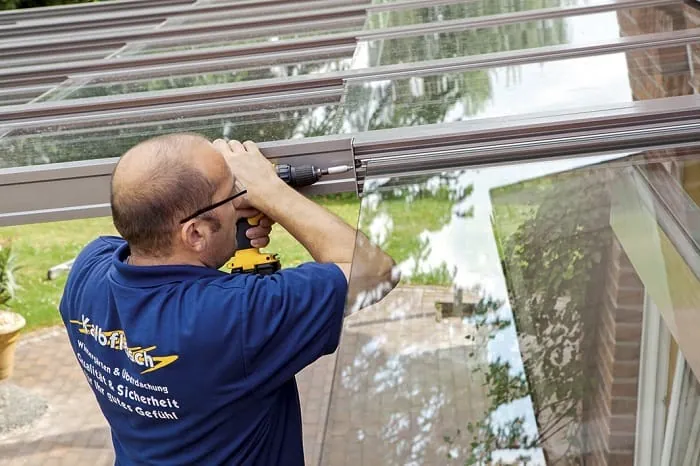 So montieren Sie ein Terrassenschiebedach