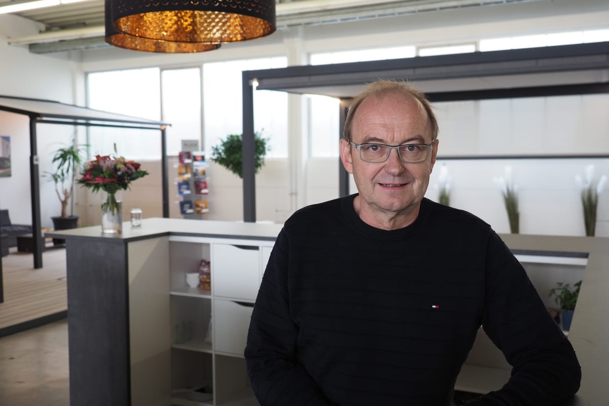 Fachbetrieb Gebr. Ulrich: Mitinhaber Jörg Studer steht in der imposant gestalteten Ausstellung, die den Fokus auf Outdoor Living legt.