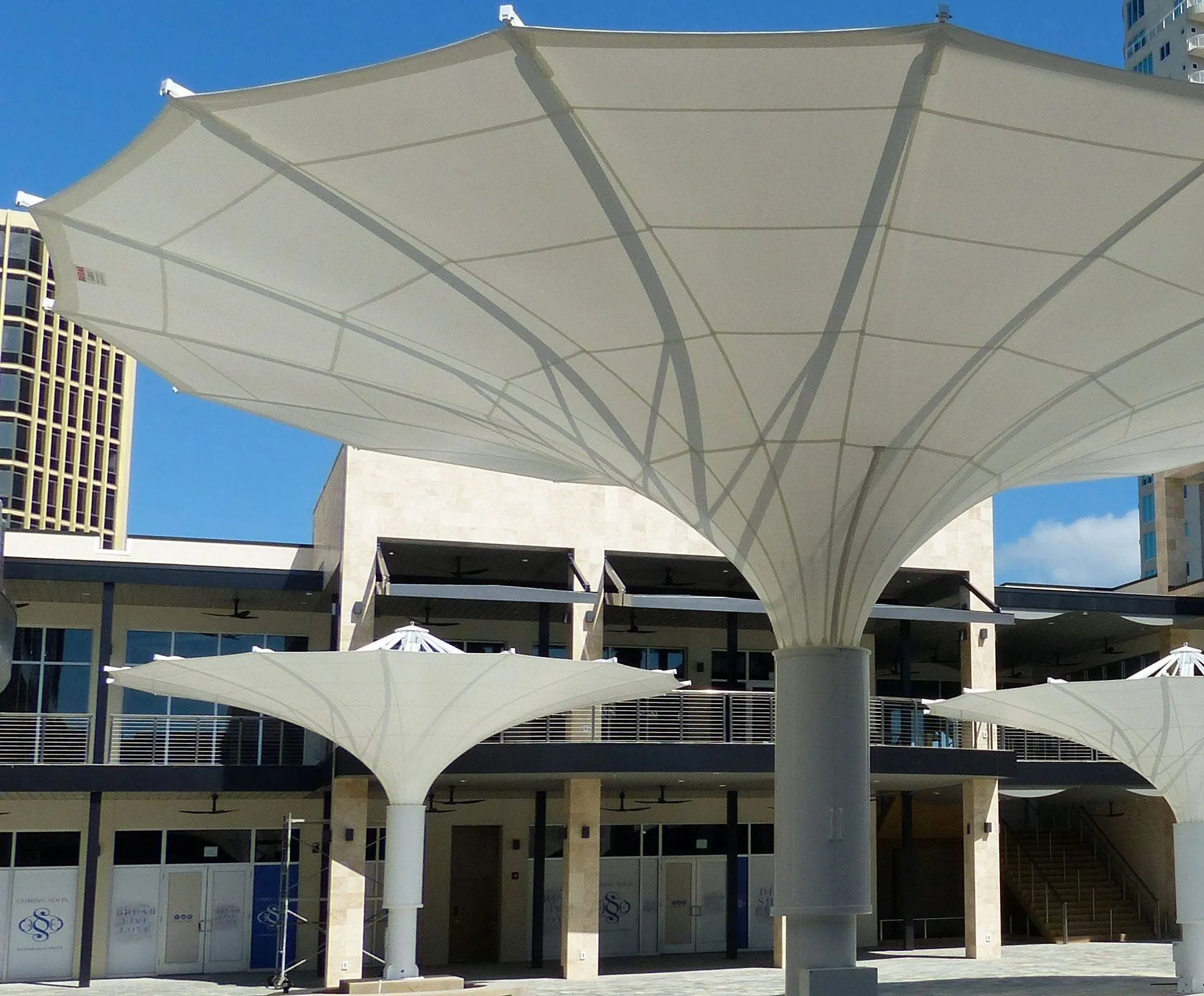 Riesenschirme mit Riesenausstattung