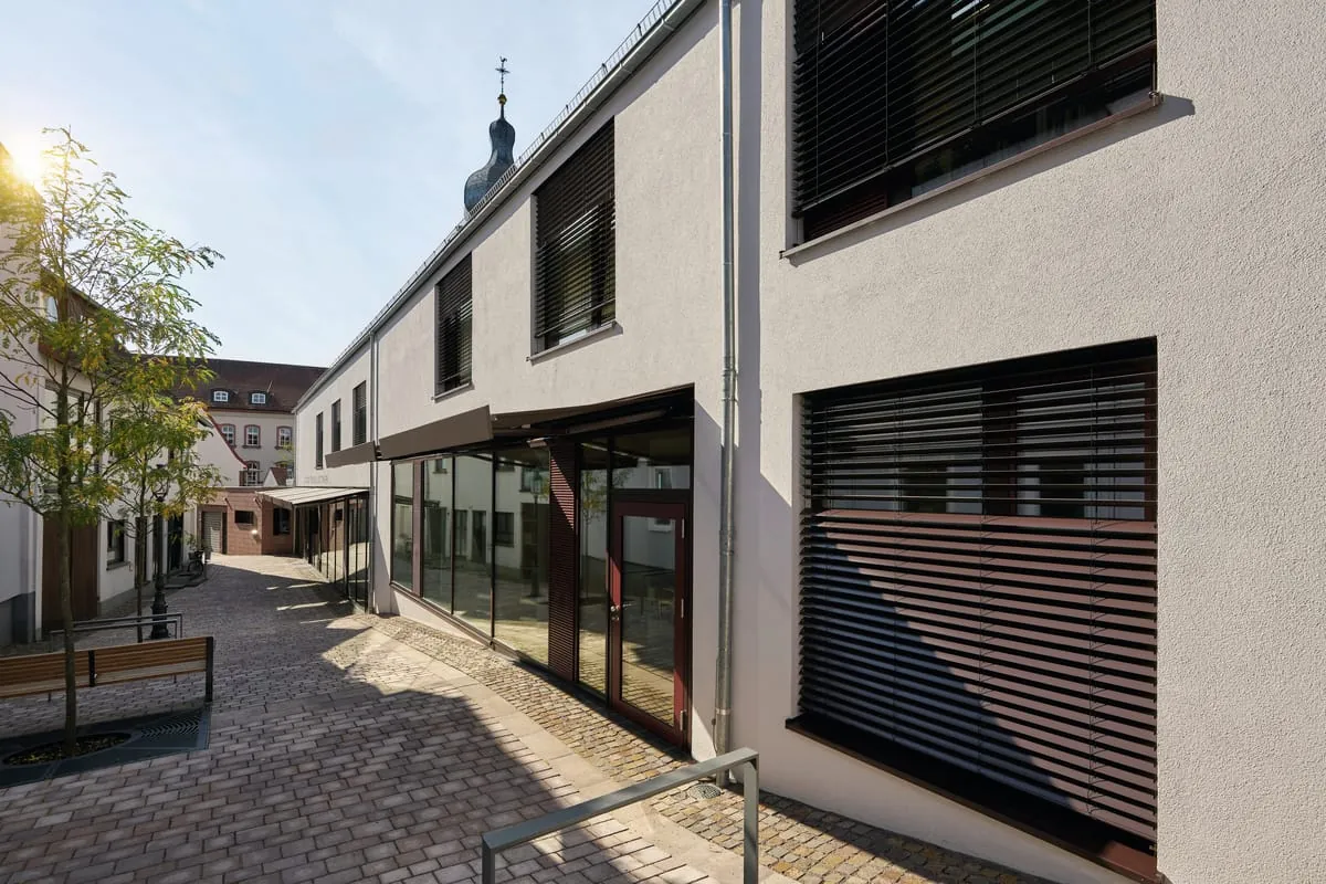 Raffstores und Markisen für Stadtbibliothek Marktheidenfeld