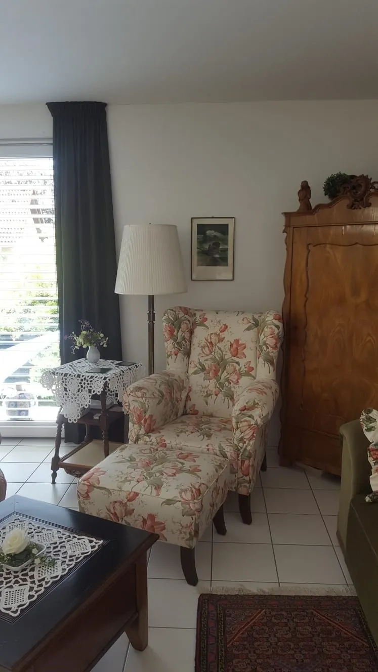 Ein Wohnzimmer in Seeheim/Jungheim ist mit neuen gr&uuml;nen Vorh&auml;ngen ausgestattet worden.