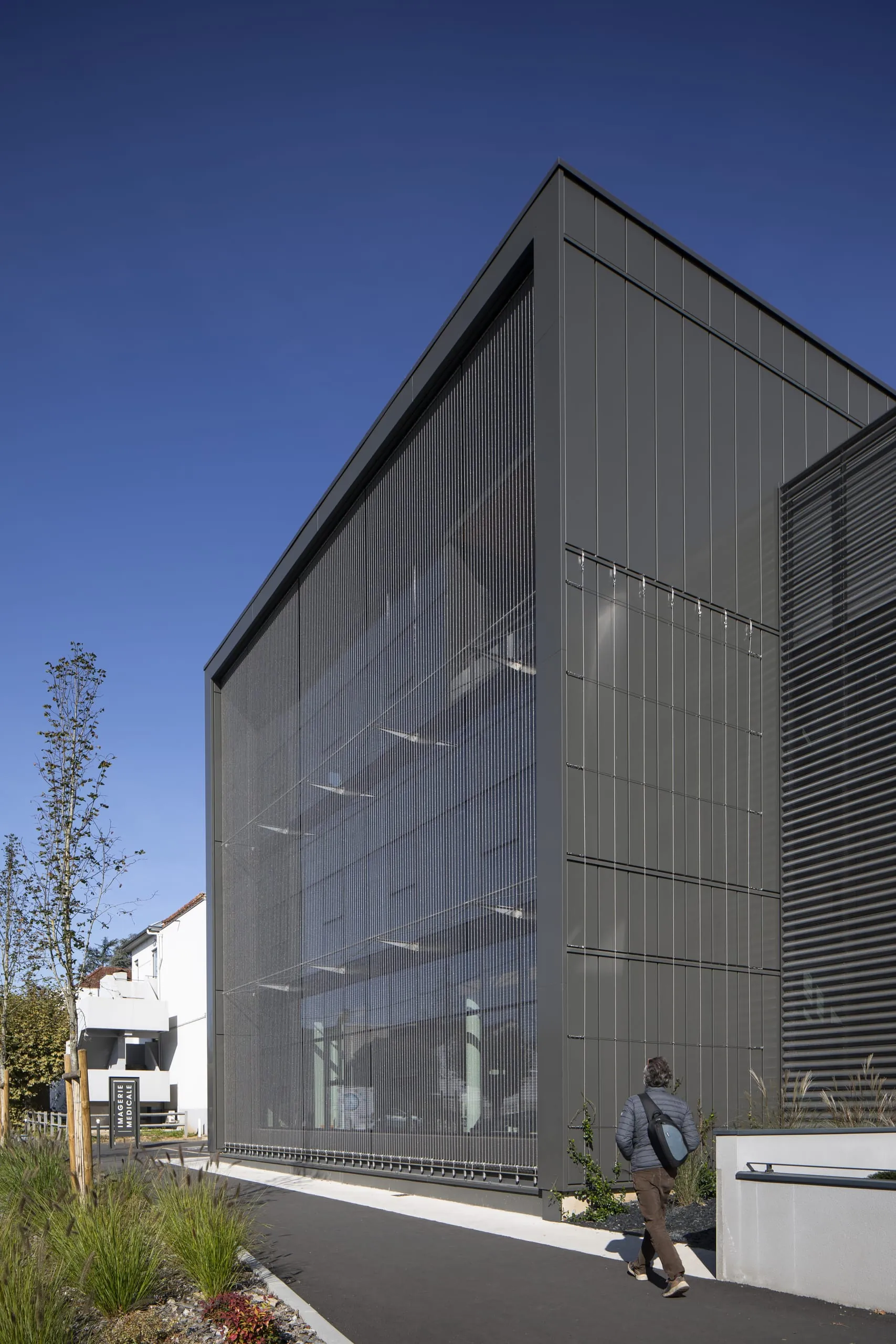 Sonnenschutzfassade mit Metallgewebe