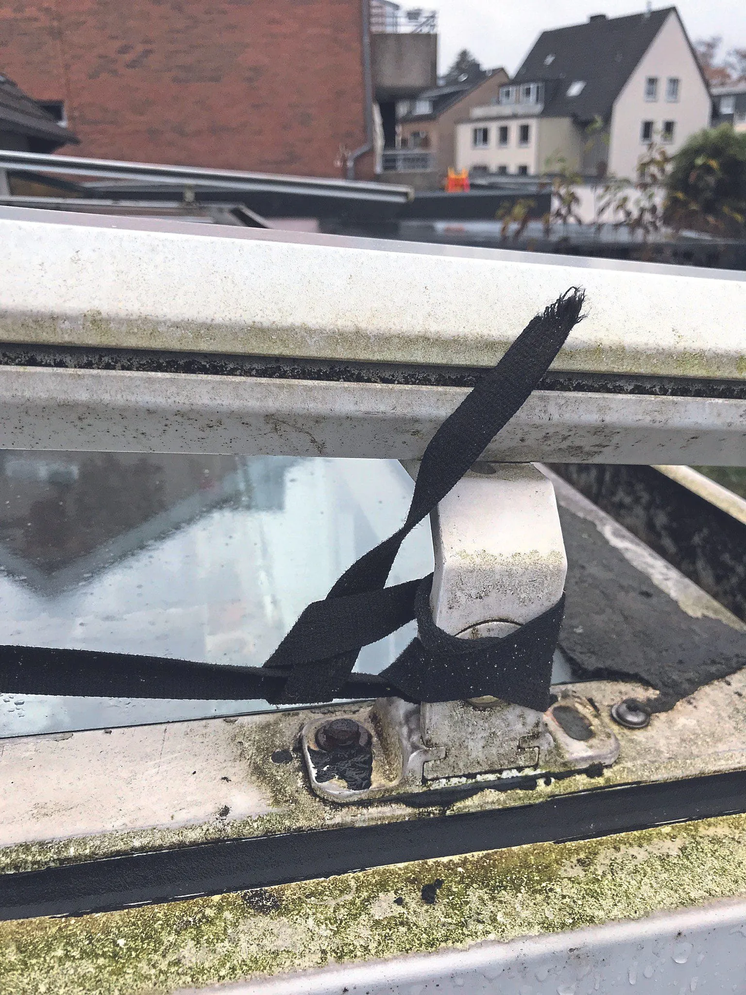 Das Zugseil an der rechten Führung ist abgerissen und an einer der Halterungen festgebunden.