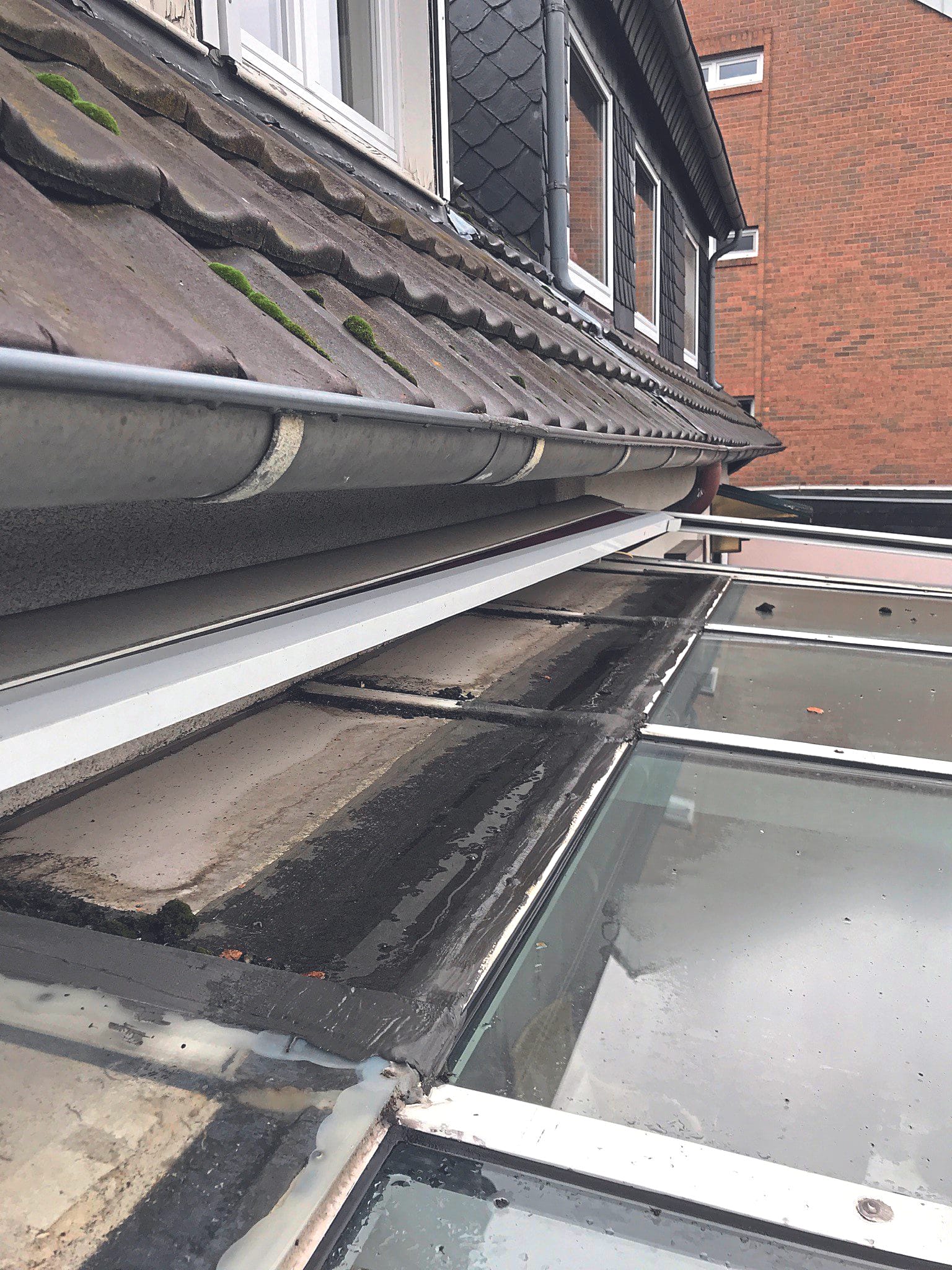 Das Ausfahrprofil der Markisenanlage ist nicht komplett eingezogen und verläuft schräg.