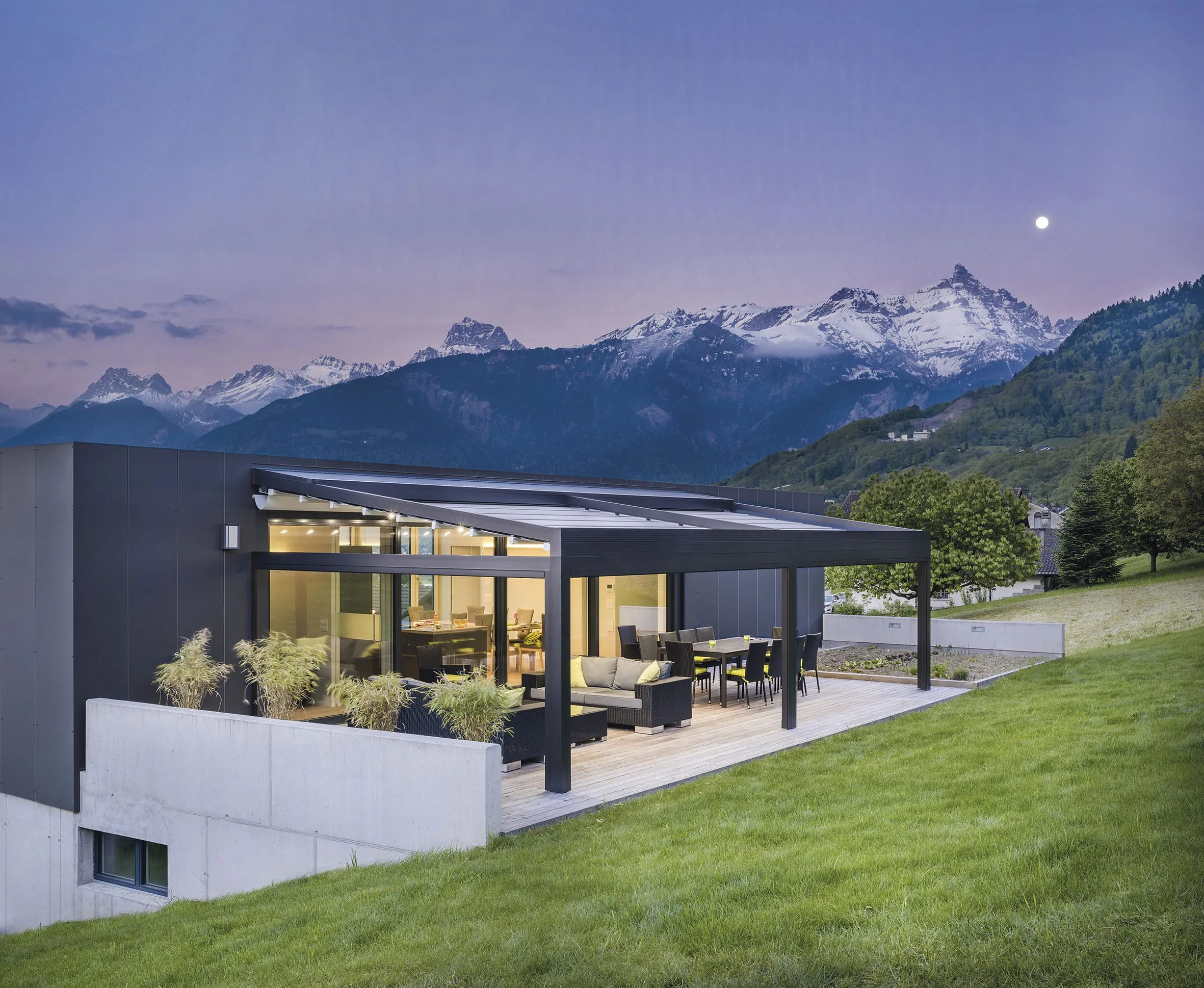 Hanglage mit Alpenpanorama