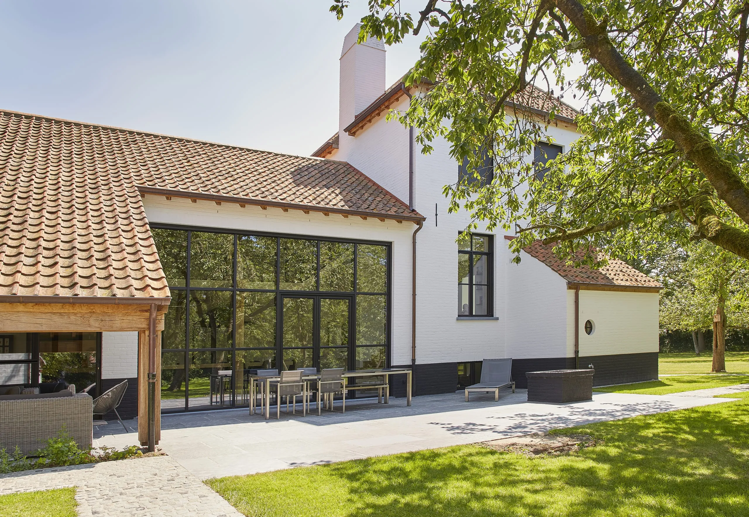 Sonnenlicht bricht dunkle Architektur auf