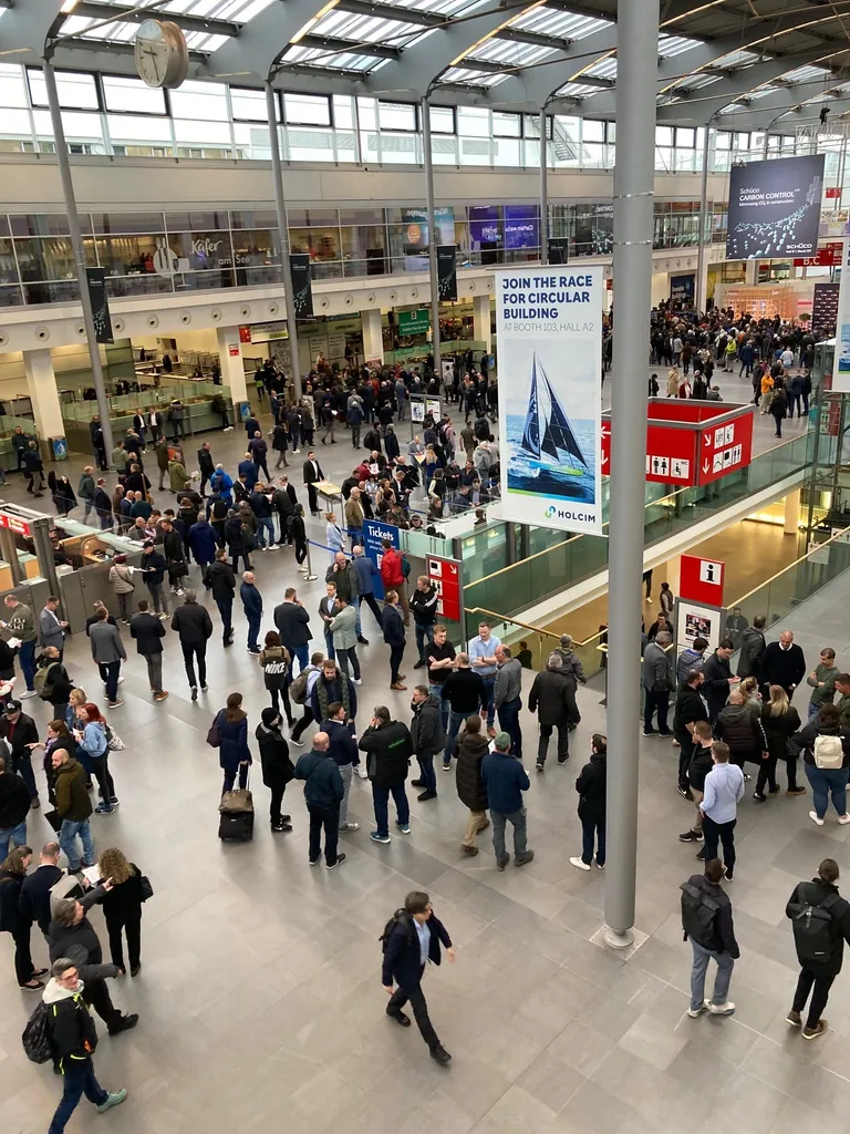 Nach mehr als vier Jahren Pause meldet sich die Bau mit einem hervorragenden Ergebnis zur&uuml;ck. Zirka 190.000 Besucher informierten sich zwischen dem 17. und 22. April auf dem Gel&auml;nde der Messe M&uuml;nchen &uuml;ber Neuheiten und Trends der 2.260 Aussteller (2019: 2.250) aus 49 L&auml;ndern (2019: 45 L&auml;nder).