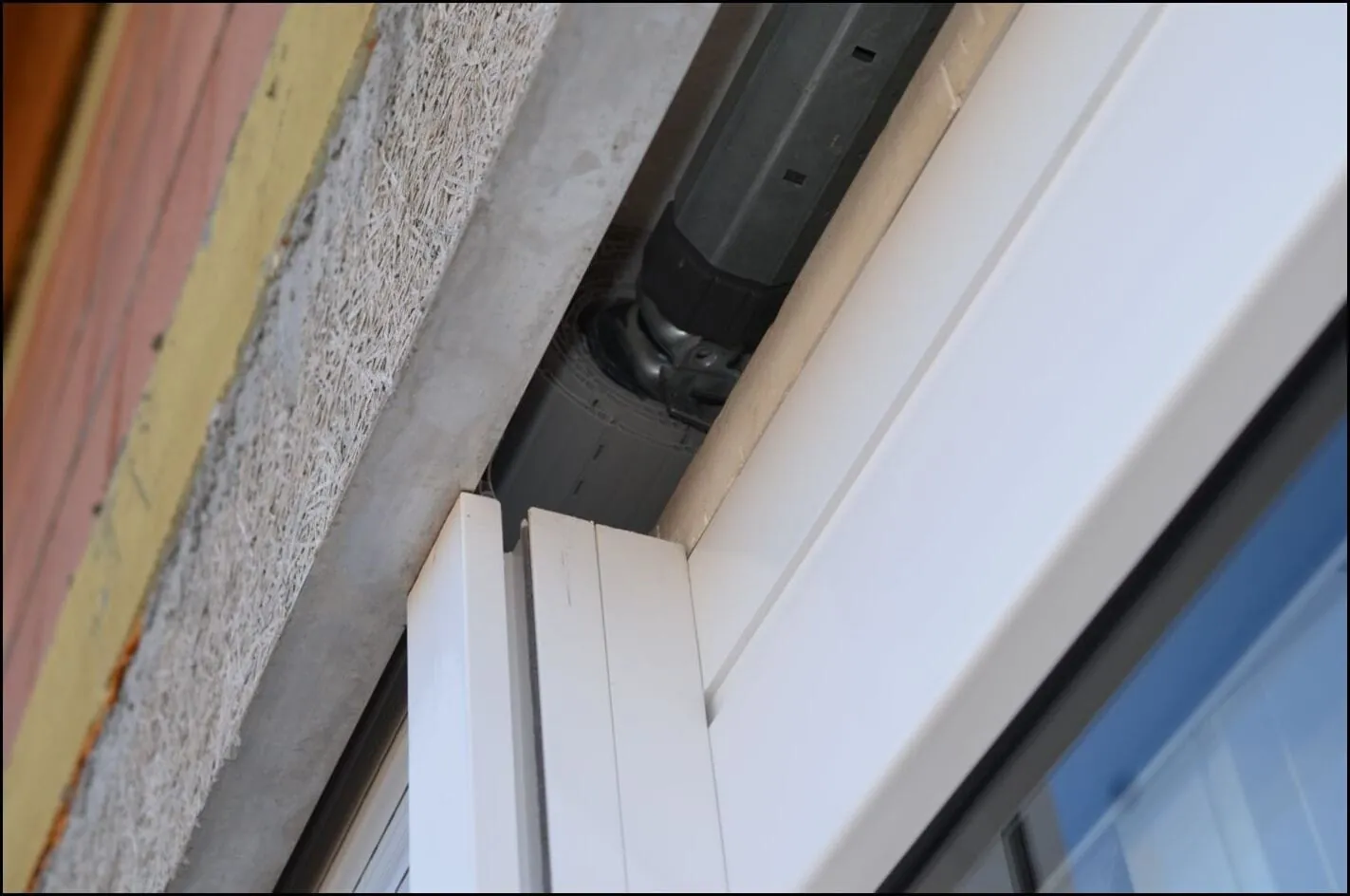 Der Kunststoff-Einlauftrichter fehlt.