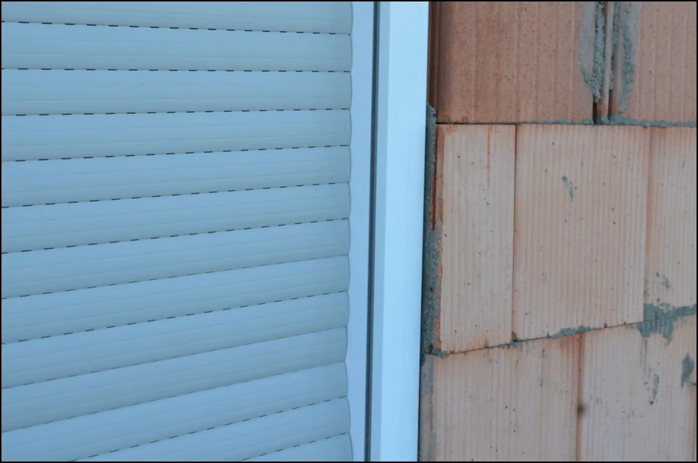 Der Rollladen ist aus den seitlichen Führungsschienen gesprungen.