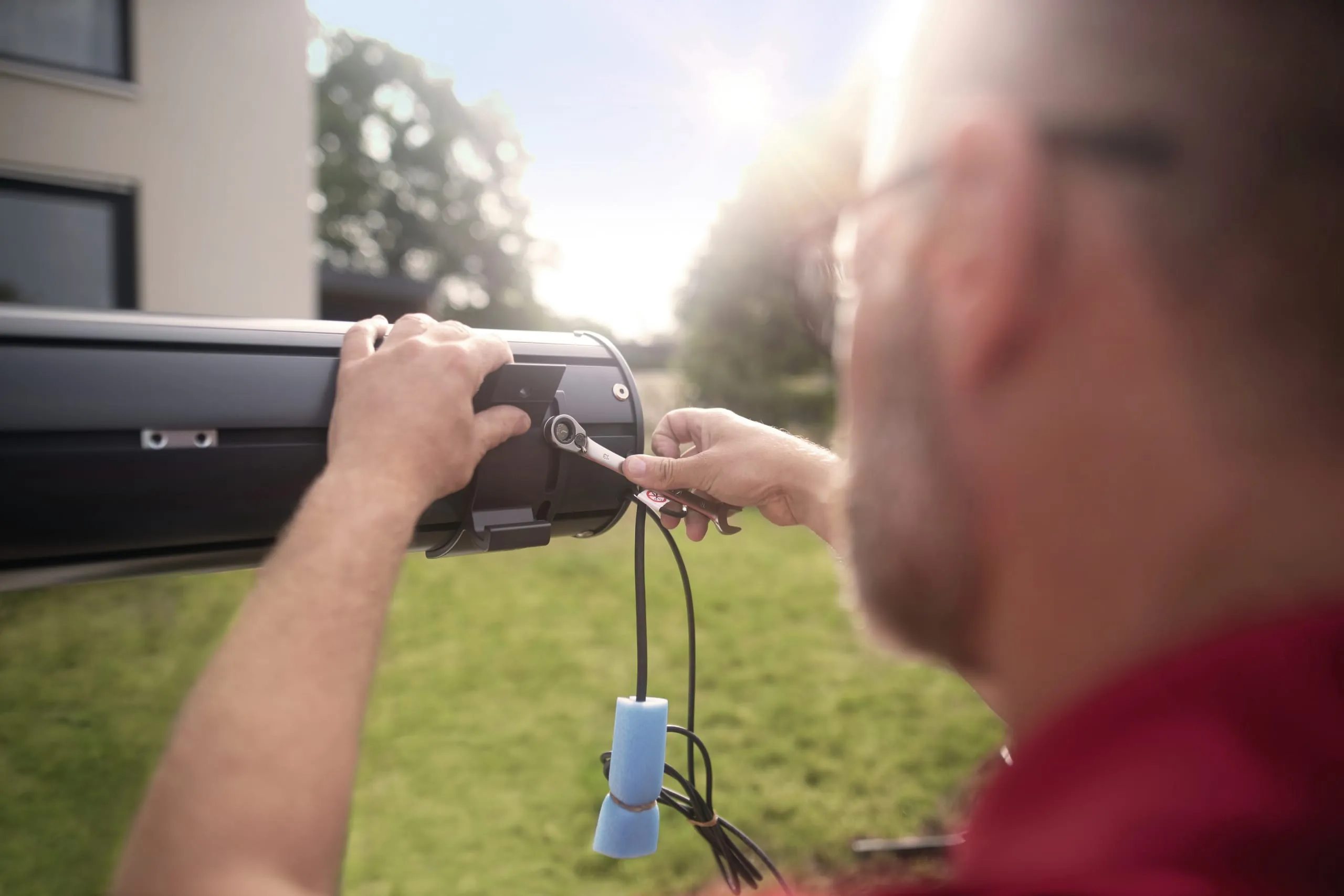 Schrauben Sie die Konsolengegenstücke an die Markisenkassette.