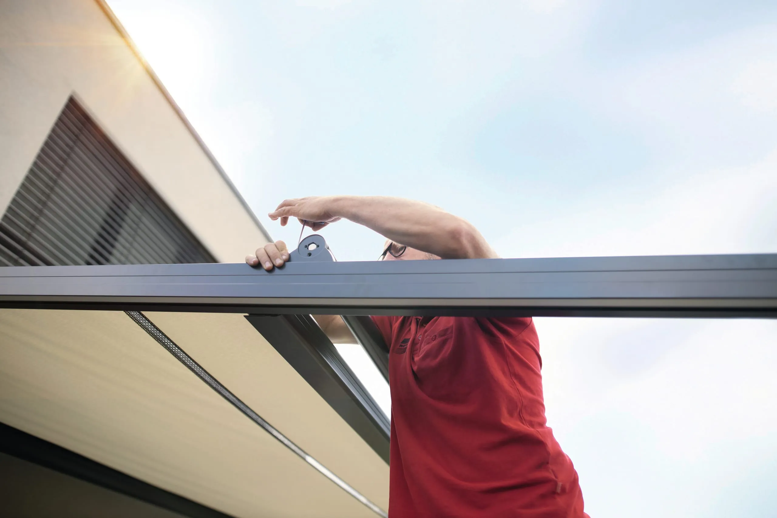 Montieren Sie das Verstärkungsprofil und richten Sie die Anlage aus.