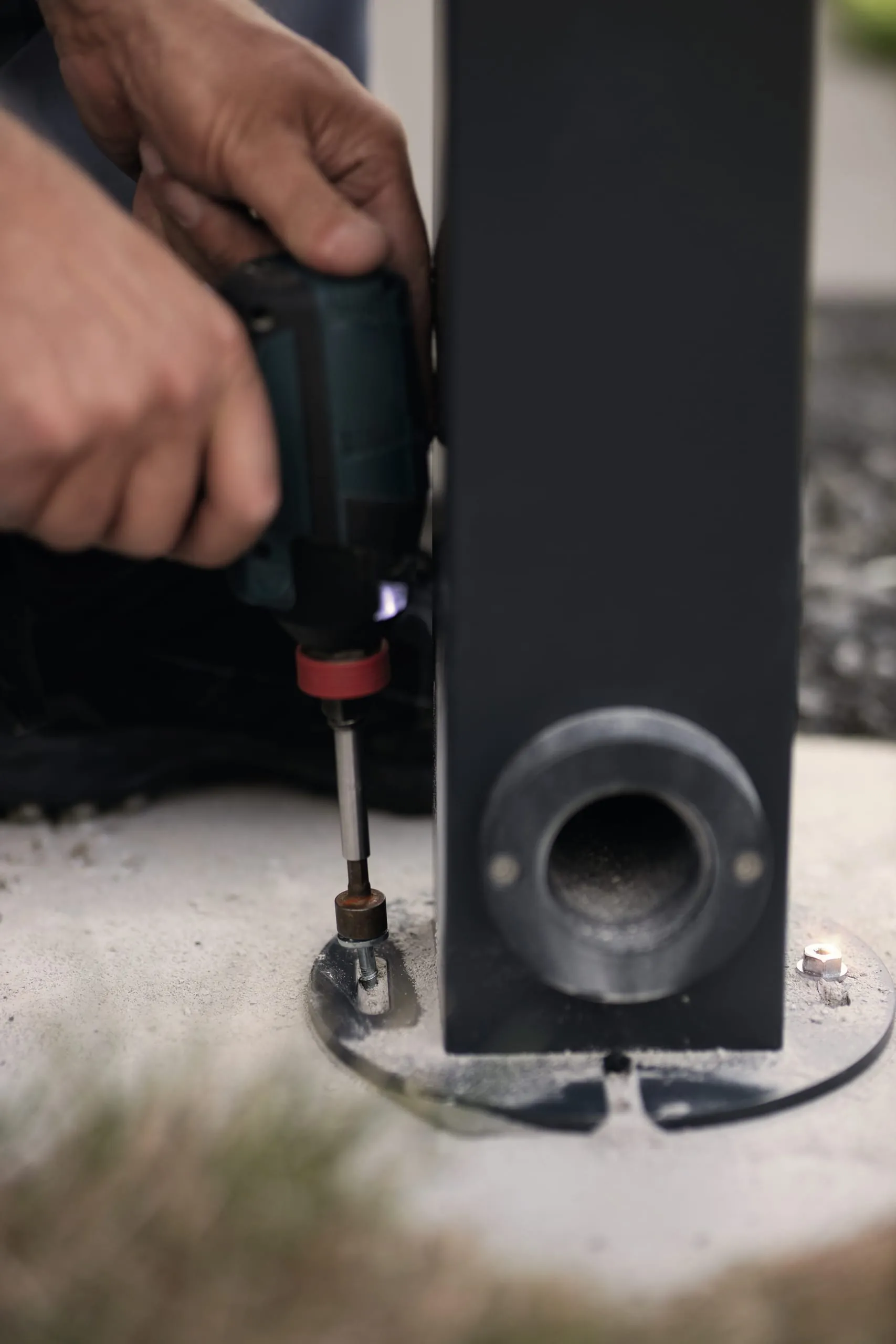 Befestigen Sie die Pfosten am Montagegrund. Überprüfen Sie zuvor das Breitenmaß und die Winkligkeit gemäß Ausmaß, so dass die Regenrinne gerade ausgerichtet ist.