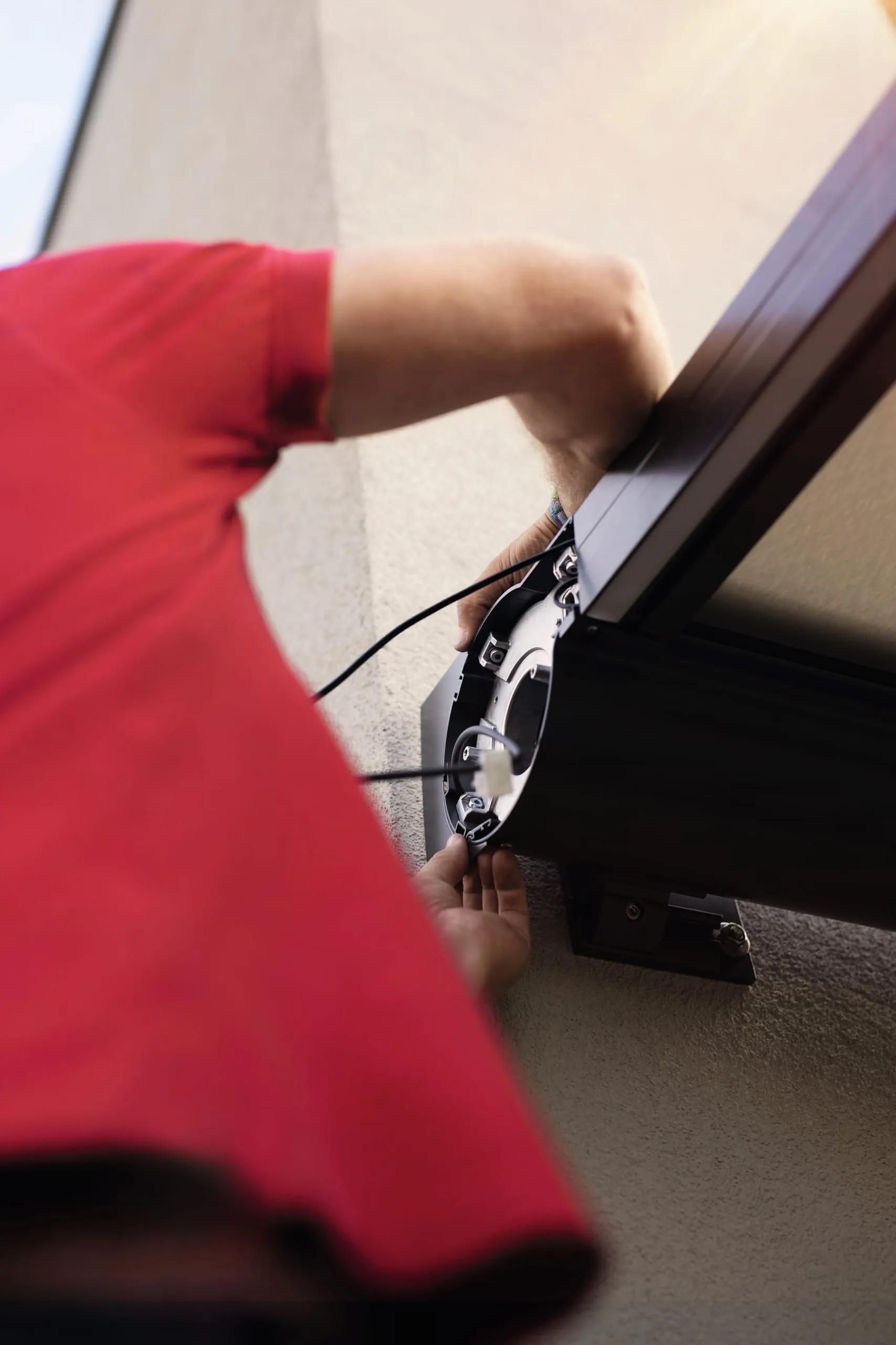 Bringen Sie die Seitenteile für das Regendach an.