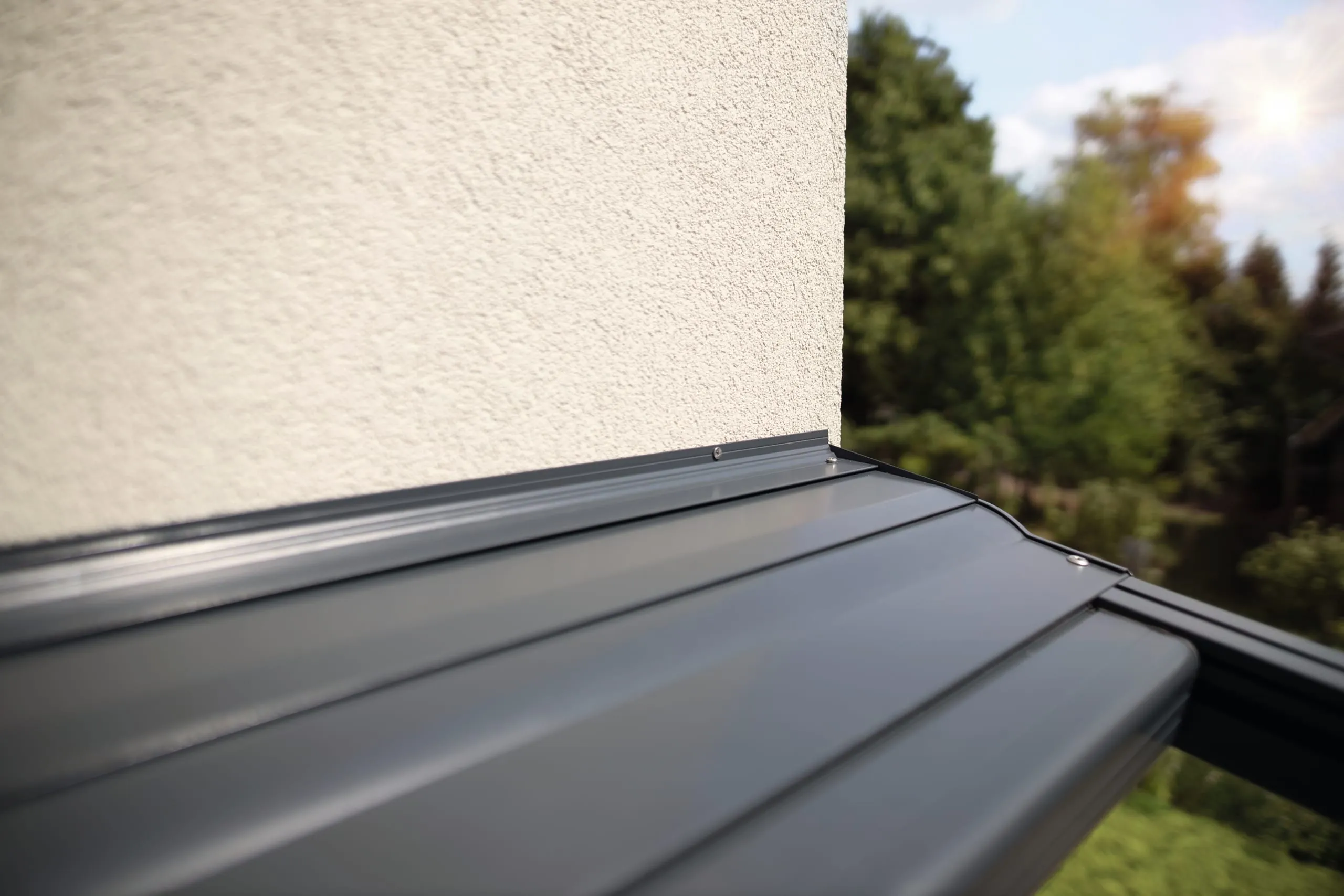 Das Regendach ist fertig montiert.