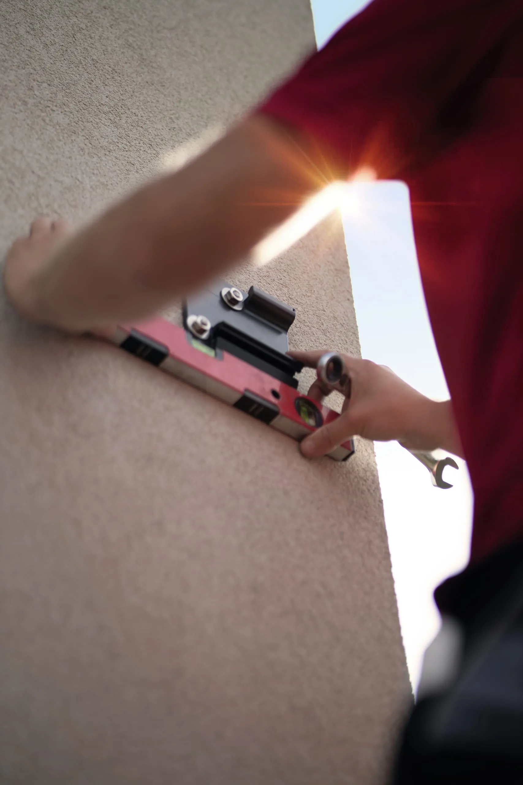 Überprüfen Sie den Montageuntergrund auf Unebenheit und richten Sie dann die Konsolen aus.