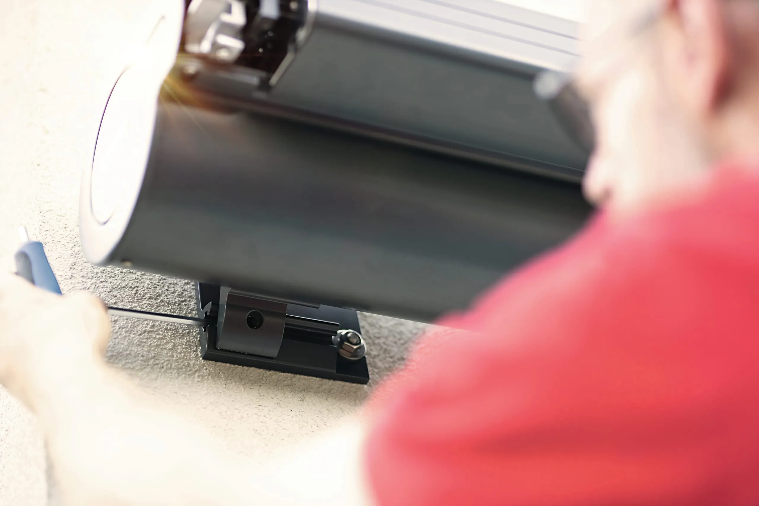 Hängen Sie die Markise in die Hinterhakung der Konsolen ein.