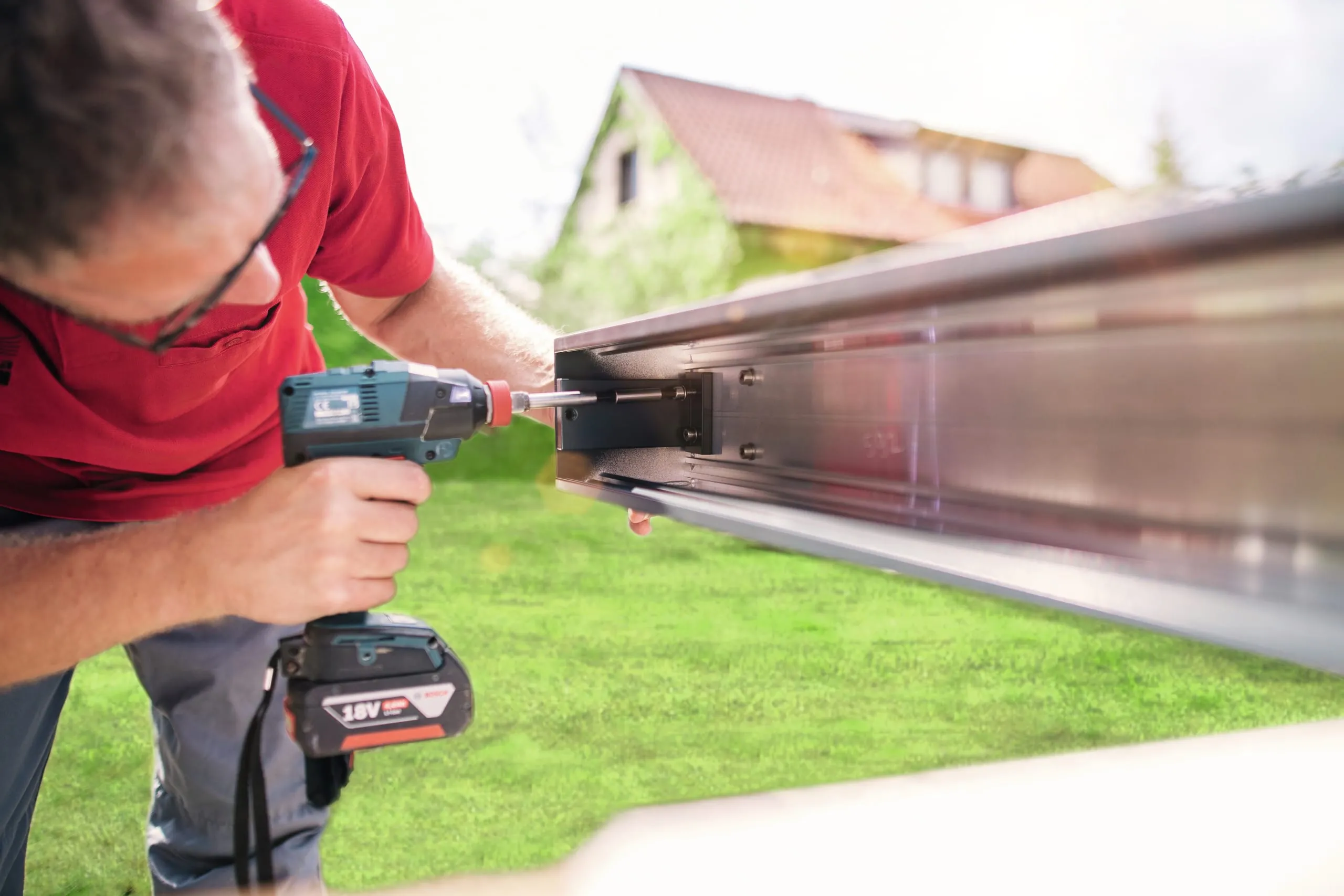 Verschrauben Sie die Regenrinne mit den Pfosten, um das vordere Portal aufzubauen.