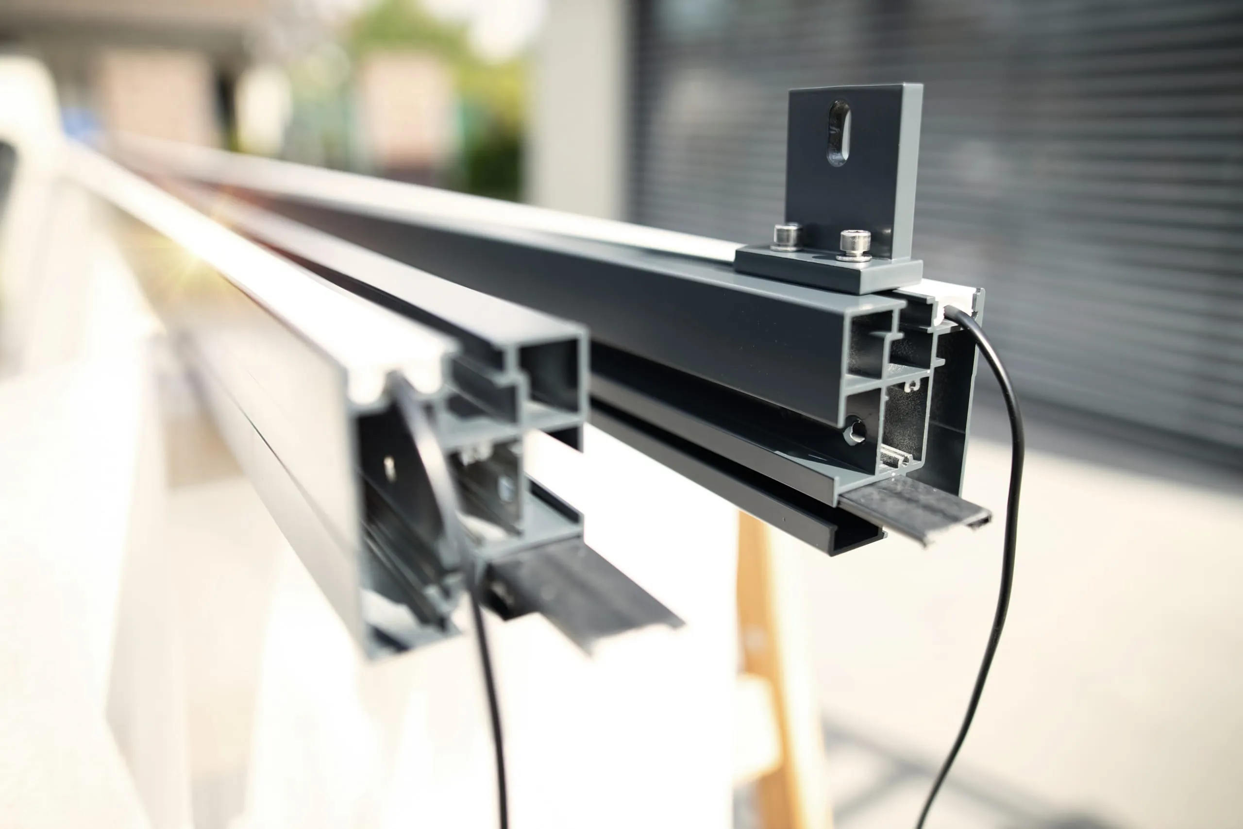 Schieben Sie die Halter für die Verbindung mit dem Portal in die Führungsschienen. Die LED-Kabel sind ab Werk vorgerüstet.