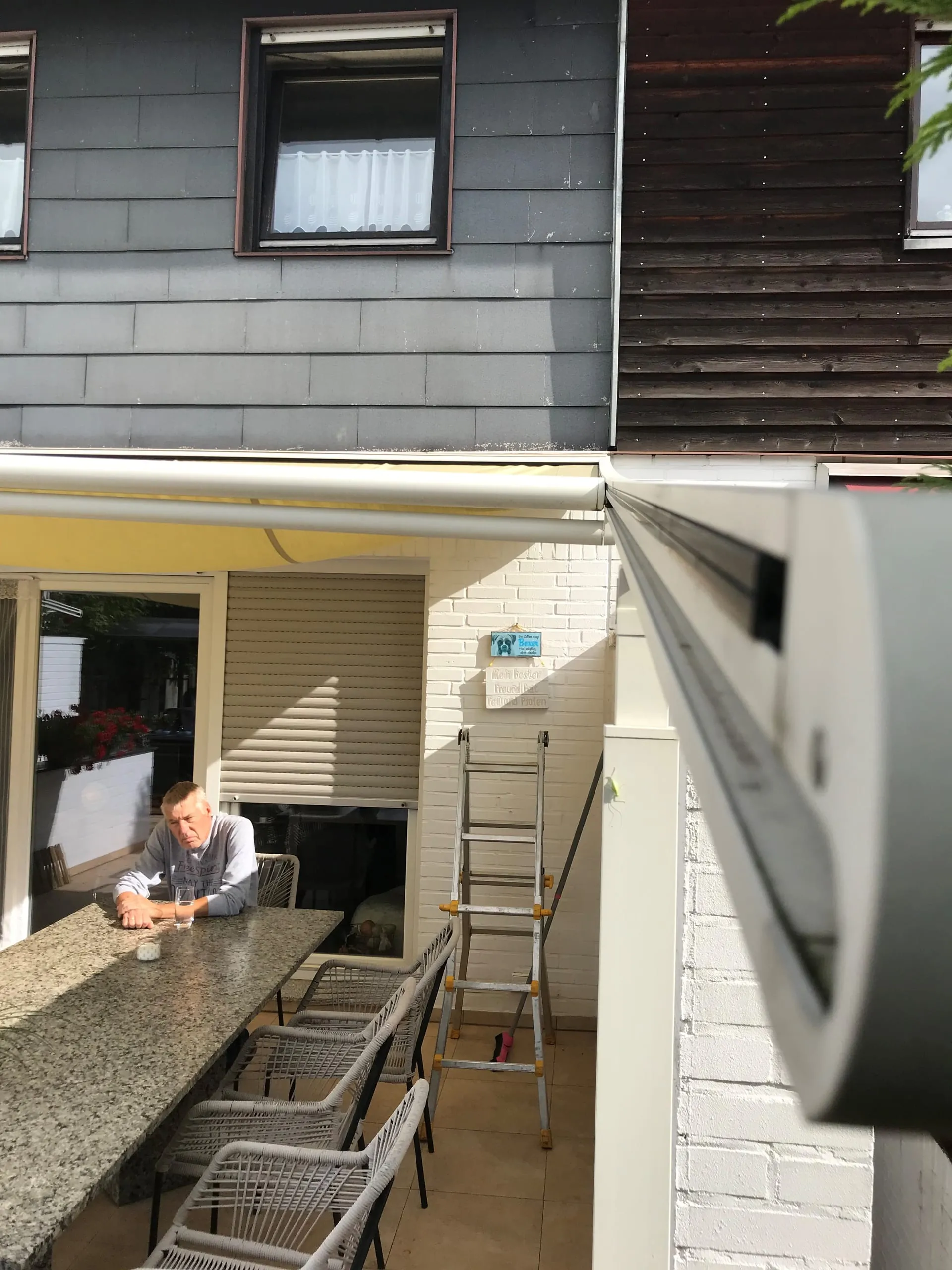 Die von außen gesehen rechte Führungsschiene der Pergolamarkise biegt sich durch. Das Foto dokumentiert die Situation mit vorhandenem Wassersack und bei heruntergefahrener Stütze.