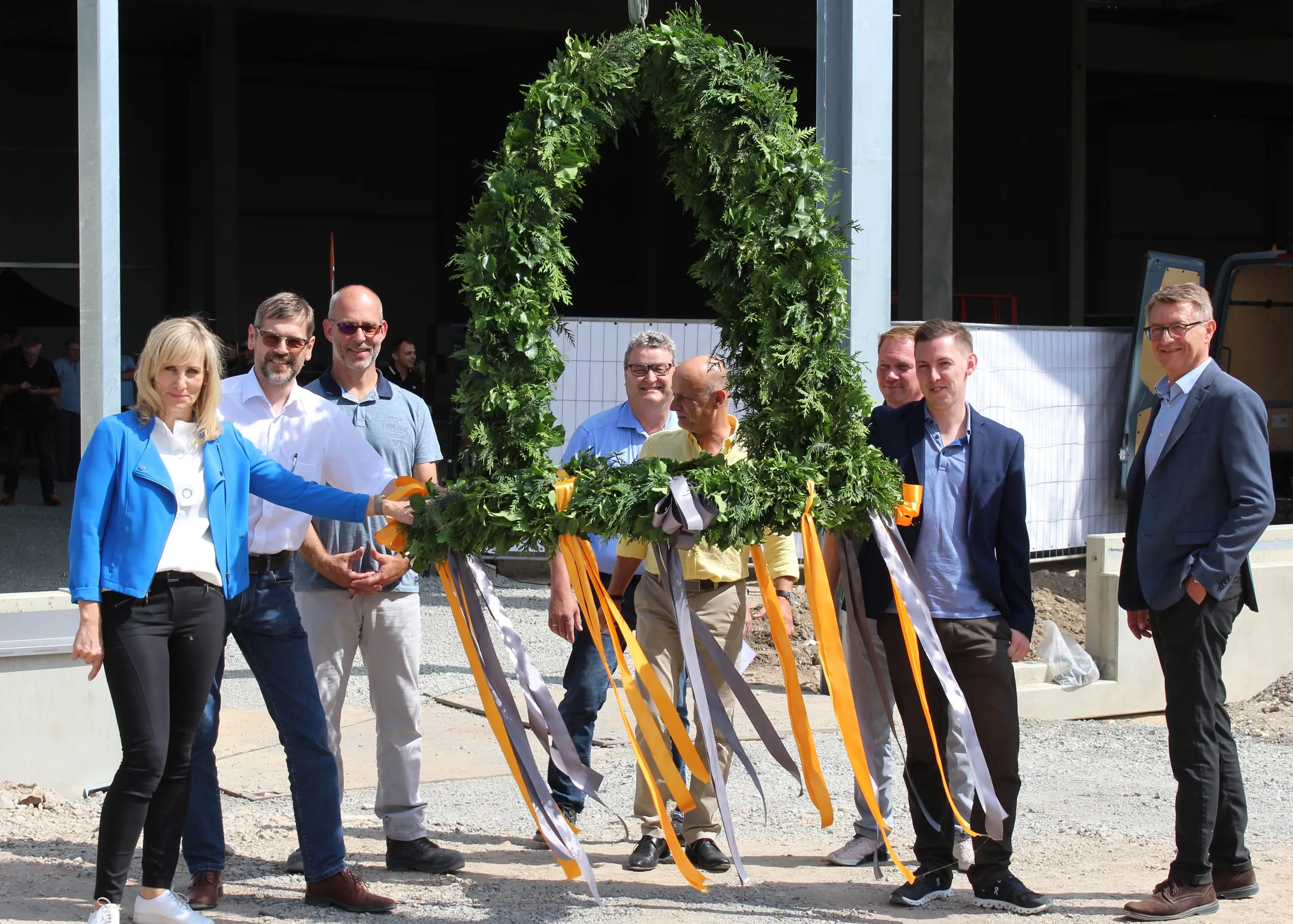 Roma feiert Rohbau der neuen Produktionshalle