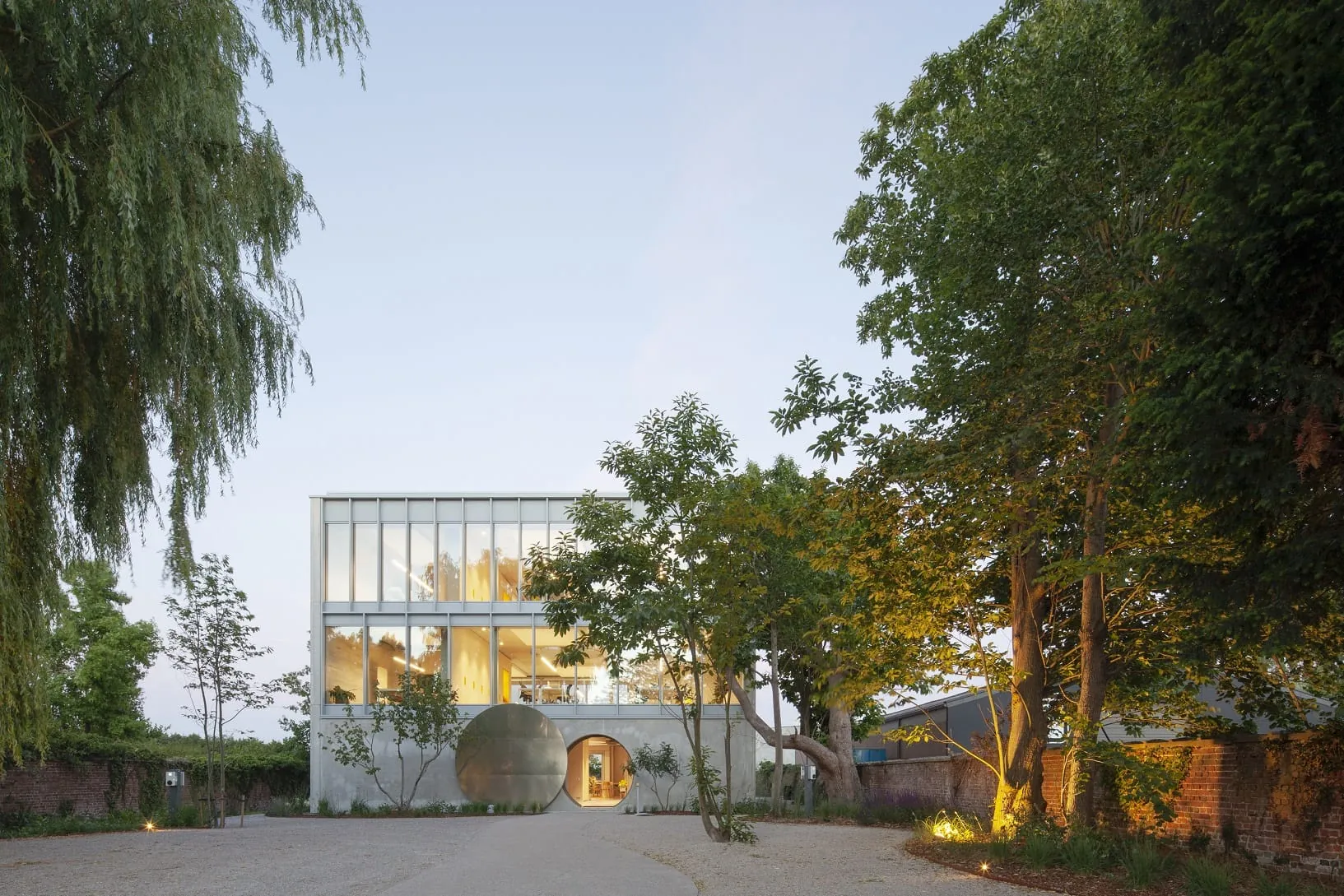 Glasfassadenkonzept mit integriertem Sonnenschutz