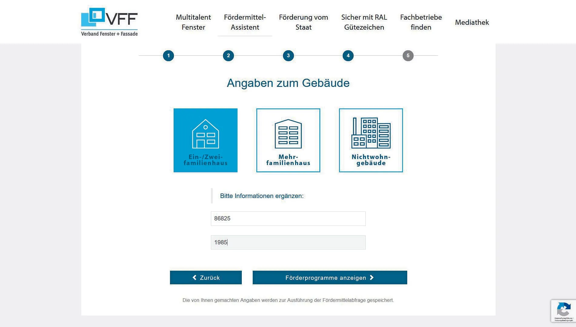 Wählen Sie den Gebäudetyp – Ein-/ Zweifamilienhaus, Mehrfamilienhaus, Nichtwohngebäude – und geben Sie Postleitzahl und Baujahr des Objekts ein.